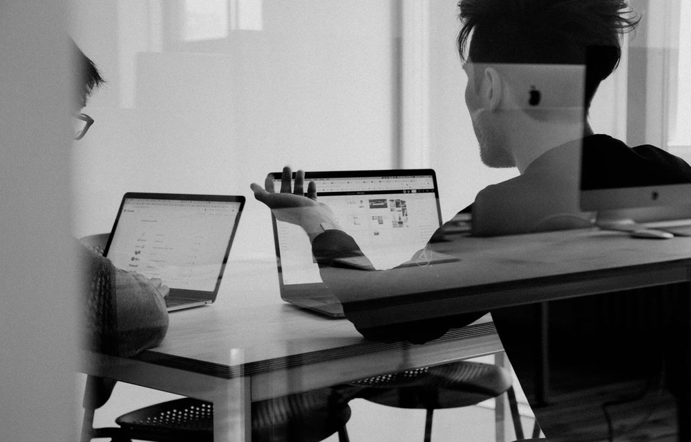 Equipo trabajando con computadoras, representando la automatización de procesos con inteligencia artificial