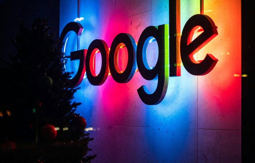 Logotipo tecnológico iluminado en colores, representando la innovación tecnológica